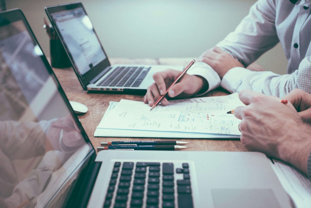 Apretón de manos que simboliza la confianza entre Gestoría Online MF y sus clientes