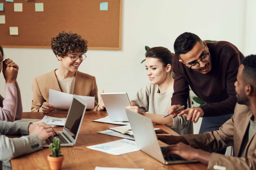 Conócenos Equipo profesional de Gestoría Online MF trabajando en soluciones fiscales, laborales y contables